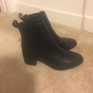 Steve Madden Black leather booties